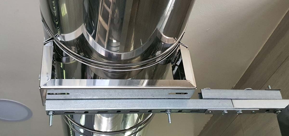 Installation einer Ablufthaube aus Edelstahl mit zugehörigem Kanalsystem, für einen Holzkohlegrill.